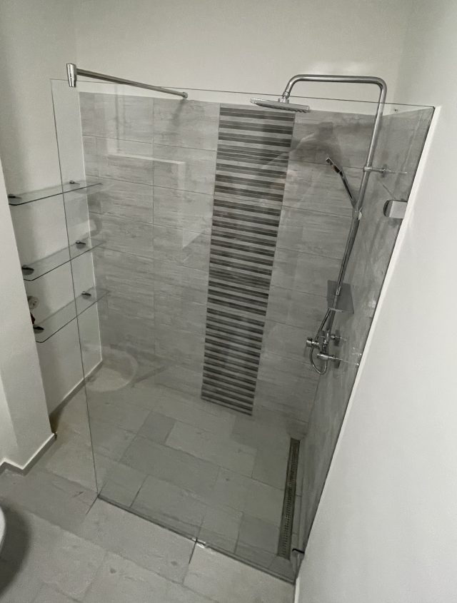 Zuhanyfal és zuhanyajtó referencia 3 – zuhanyfal és zuhanyajtó üvegmunka, Garam Glass