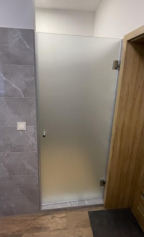 Zuhanyfal és zuhanyajtó referencia 5 – zuhanyfal és zuhanyajtó üvegmunka, Garam Glass